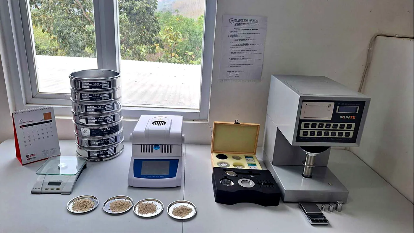 Peralatan lab internal: ayakan mesh, moisture analyzer, brightness meter